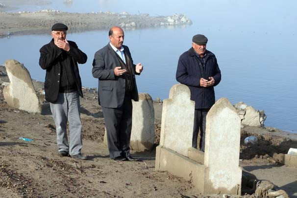 Baraj suları çekilince mezarlıklar ortaya çıktı