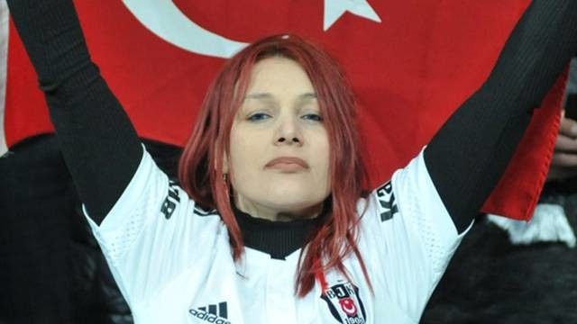 Beşiktaş maçına damga vuran kızıl saçlı kadın