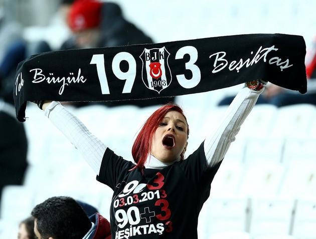 Beşiktaş maçına damga vuran kızıl saçlı kadın