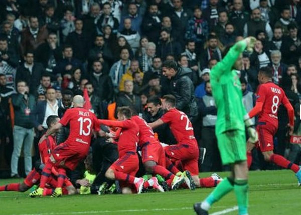 Lyonlu futbolcudan ahlaksız hareket