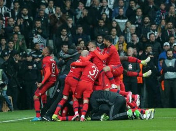 Lyonlu futbolcudan ahlaksız hareket