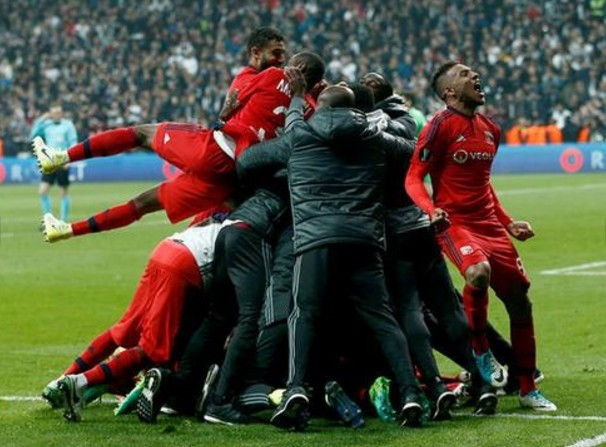 Lyonlu futbolcudan ahlaksız hareket