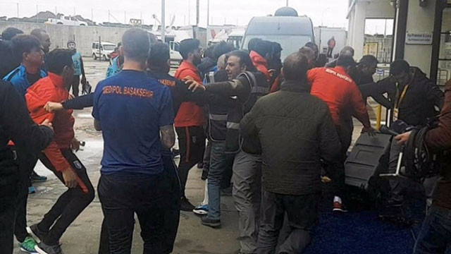 Başakşehirli futbolcular gazetecilere saldırdı