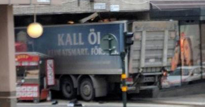 İsveç'te kamyonlu saldırı!3 kişi öldü