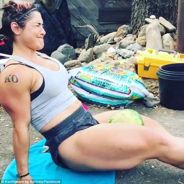 Kortney Olson ve öğrencileri bacaklarının arasında...
