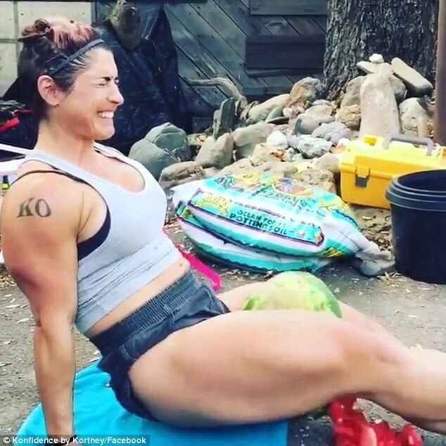 Kortney Olson ve öğrencileri bacaklarının arasında...