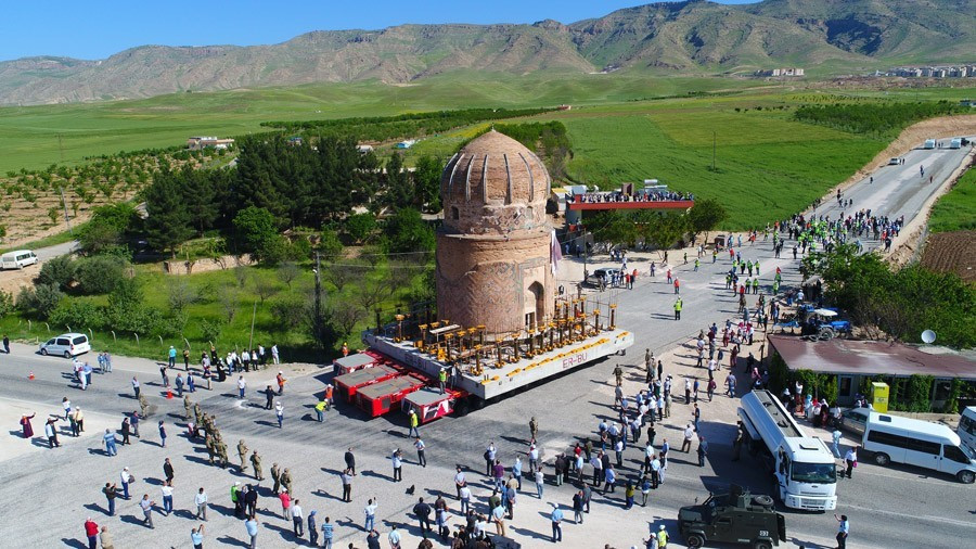 650 yıllık Zeynel Bey Türbesi'nin taşınması başarıyla tamamlandı 650 yıllık Zeynel Bey Türbesi'nin taşınması başarıyla tamamlandı