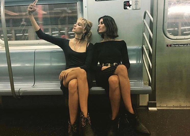 Didem Soydan metrodan bu fotoğrafı paylaştı