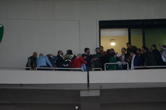 Bursaspor - Beşiktaş maçında tribünler karıştı !