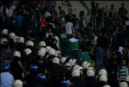 Bursaspor - Beşiktaş maçında tribünler karıştı !
