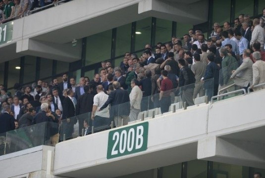 Bursaspor - Beşiktaş maçında tribünler karıştı !