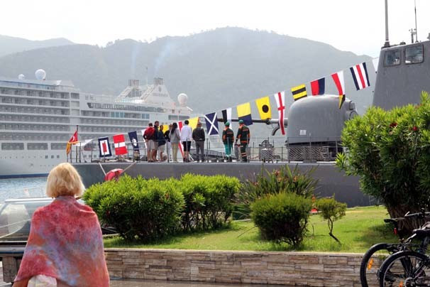 Savaş gemisine yabancı turist ilgisi - Resim: 1