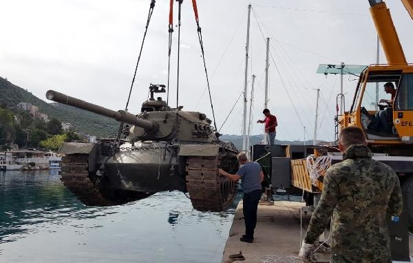 Bu tank dalış turizmi için batırılacak