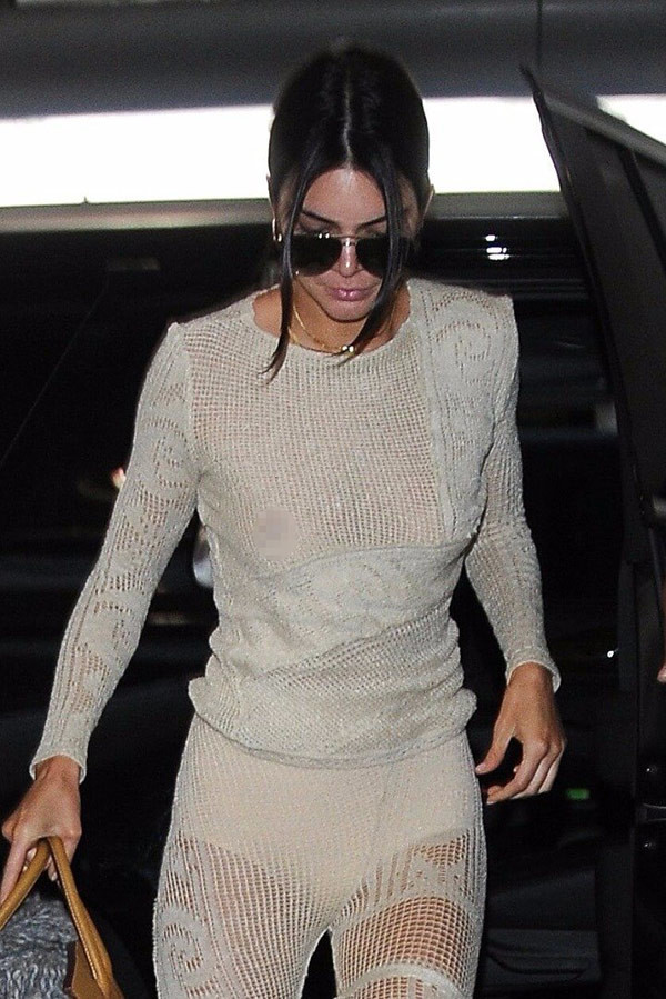 Kendall Jenner sütyensiz çıktı...