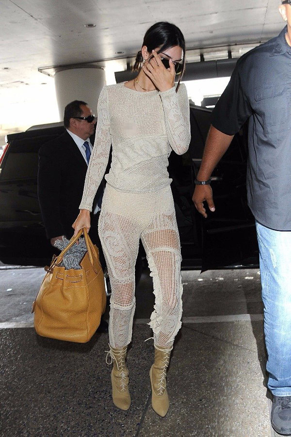Kendall Jenner sütyensiz çıktı...