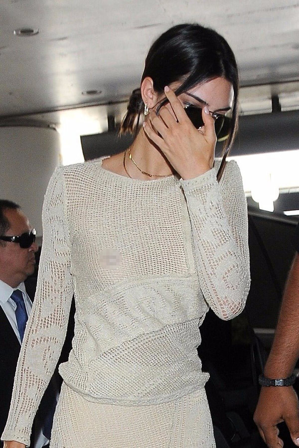 Kendall Jenner sütyensiz çıktı...