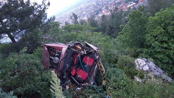 Arızalanan otomobil içindeki 3 kızla uçurumdan uçtu