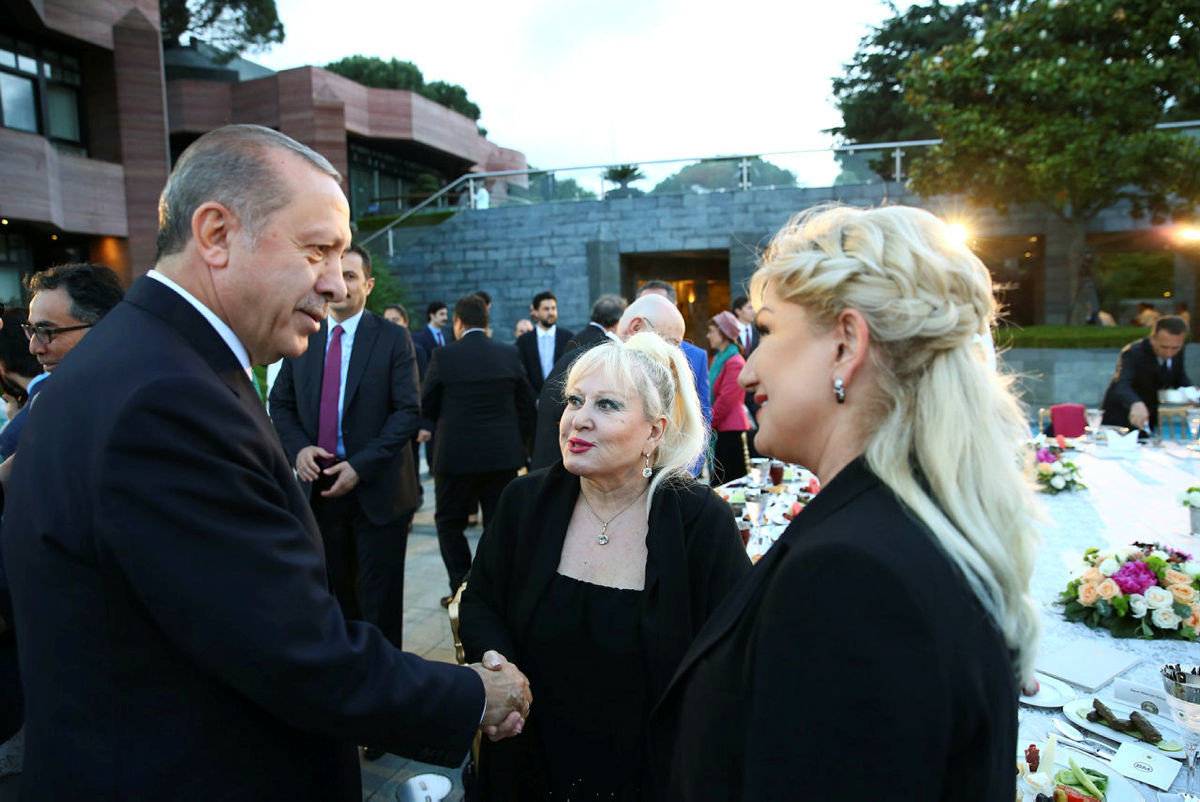 Cumhurbaşkanı Erdoğan, sanatçı ve sporculara iftar verdi