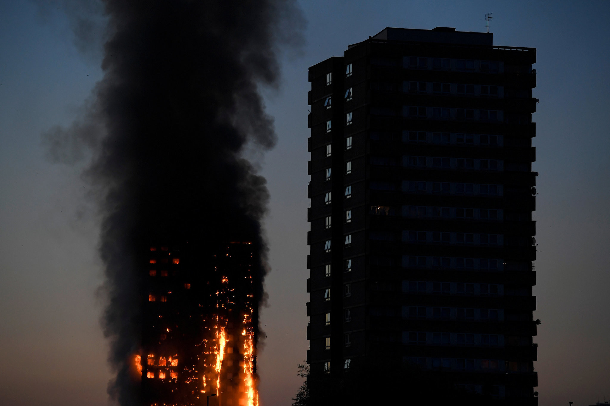 Londra'da 27 katlı binada yangın dehşeti