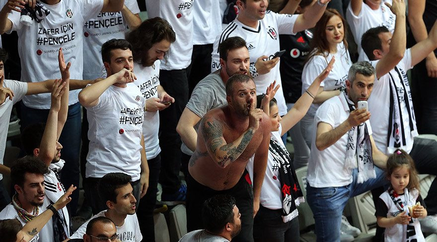Beşiktaş - Fenerbahçe maçında tribünler boşaltıldı