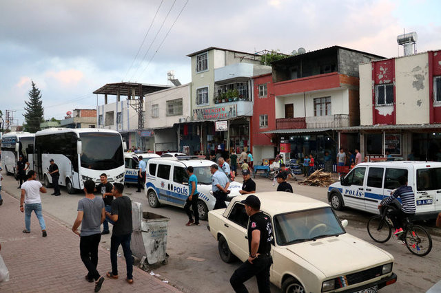 Adana'da iki aile kavga etti, ortalık savaş alanına döndü