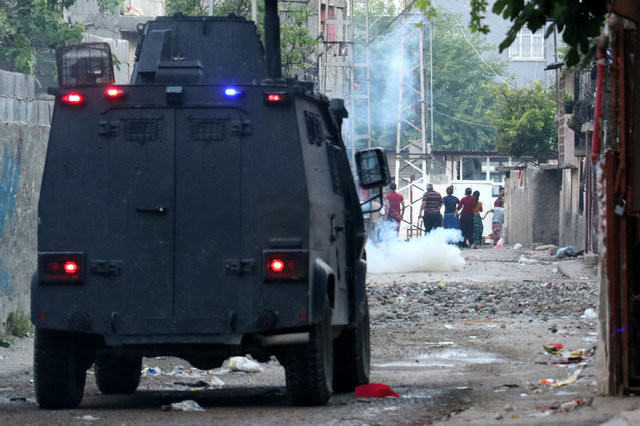 Adana'da iki aile kavga etti, ortalık savaş alanına döndü