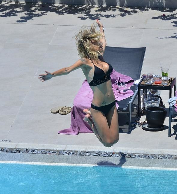 İrem Derici bikinili görüntülendi - Resim: 2