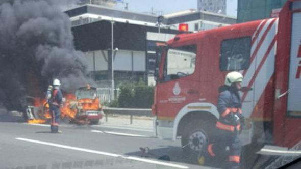 İstanbul TEM'de araç yanıyor, trafik felç oldu !