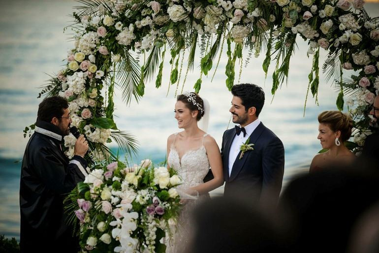 Yılın düğünü: Fahriye Evcen ve Burak Özçivit evlendi