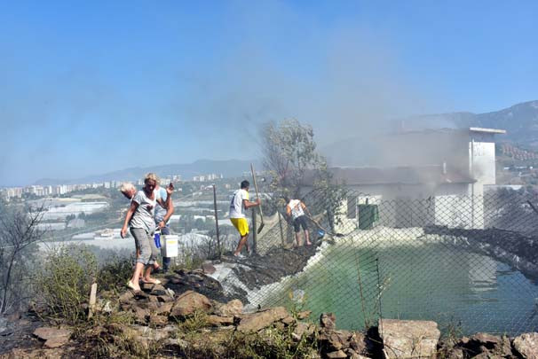 Alanya’daki orman yangını büyüyerek devam ediyor