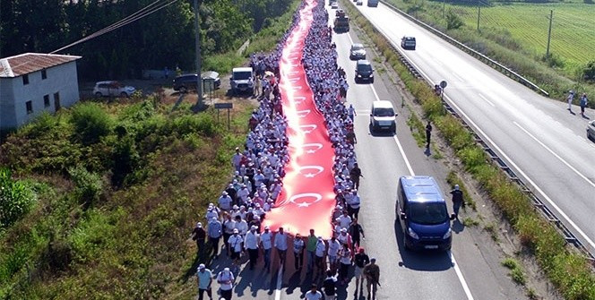 Türk bayraklı Adalet Yürüyüşü havadan görüntülendi