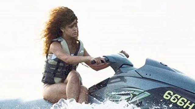 Rihanna'nın jet-ski pozu olay oldu