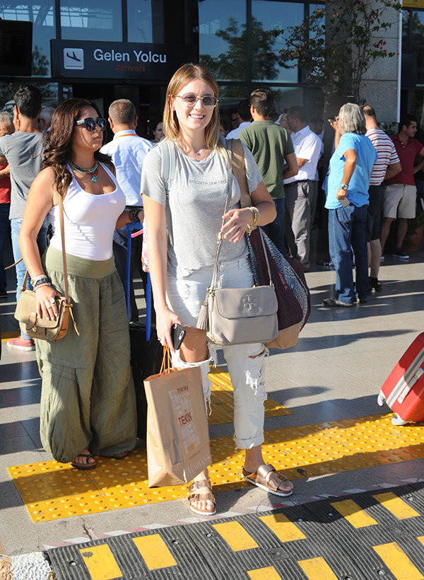 Gizem Karaca balayına çıktı