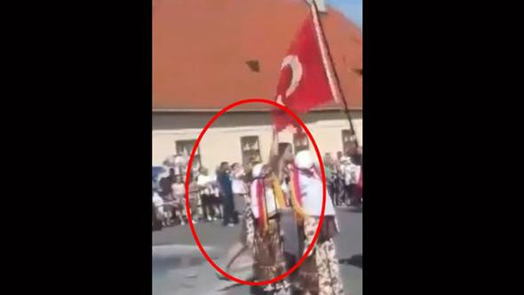 Türk bayrağına alçak saldırı !