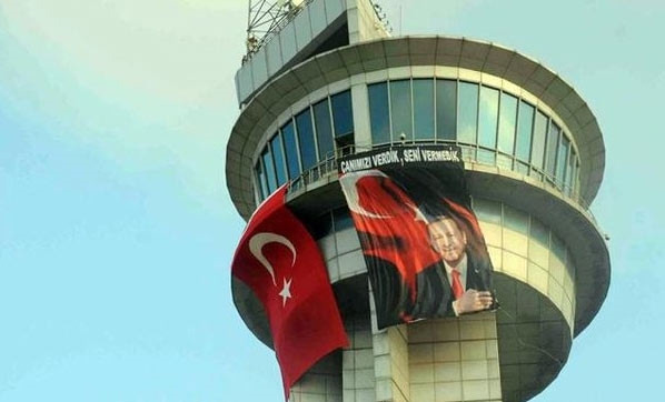 Atatürk Havalimanı'nda ''canımızı verdik sen vermedik'' pankartı