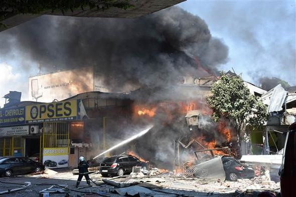 Sanayi sitesinde büyük patlama: 11 yaralı