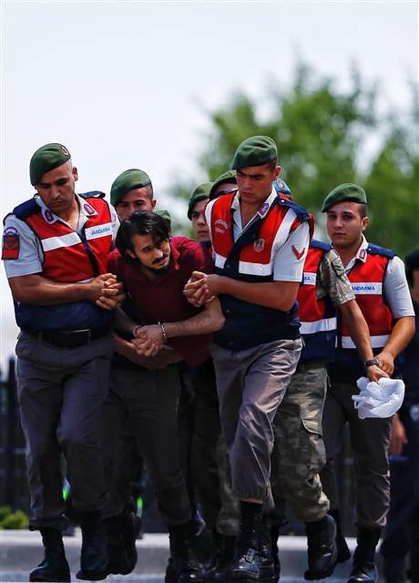 Darbeci asker yine olay çıkardı