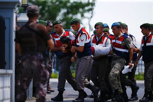 Darbeci asker yine olay çıkardı