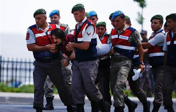 Darbeci asker yine olay çıkardı