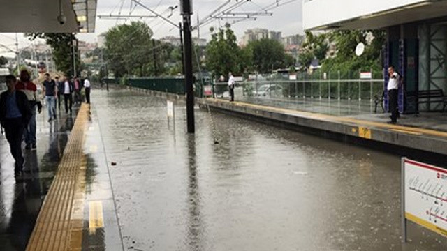 İstanbul'da sağanak yağış ulaşımı vurdu !