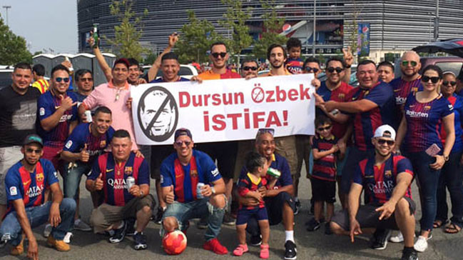 ABD'de bir pankart: Dursun Özbek istifa !