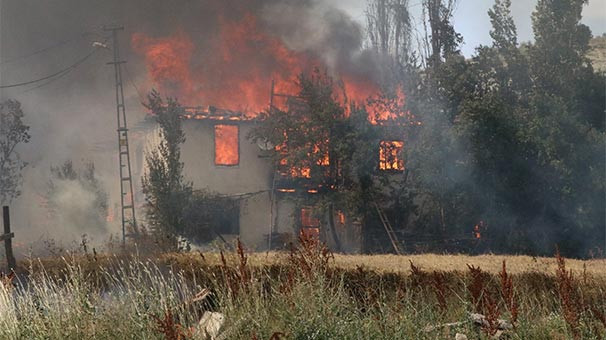 Çankırı'da çıkan yangın 10'dan fazla evi kül etti !