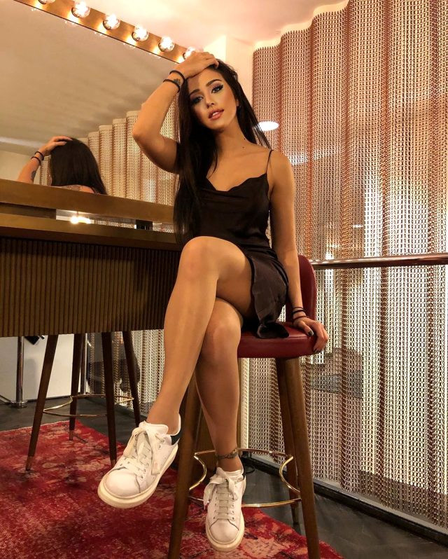 Hamdi Alkan'ın kızı Zeynep Alkan'dan derin dekolteli paylaşım