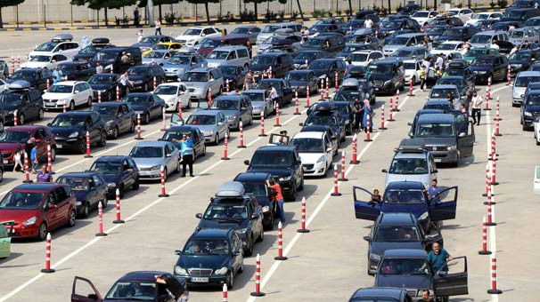 Dönüş başladı ! Kuyruğun ucu bucağı gözükmedi