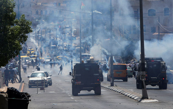 Filistinlileri Mescid-i Aksa'ya sokmayan İsrail polisi, yine saldırdı!