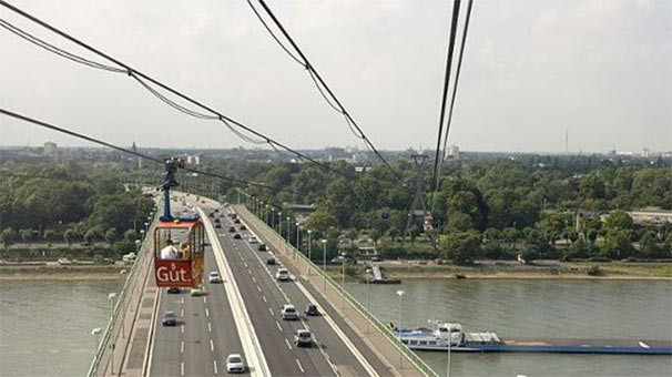 Köln'de 75 yolcu havada asılı kaldı