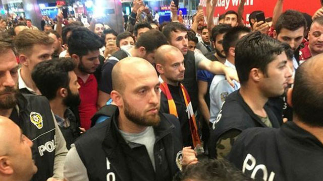 Taraftardan yönetime Sneijder için gözdağı !