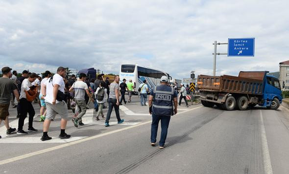 Adalet yürüyüşünde güvenlik için yol kapatıldı