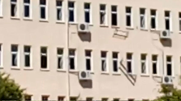 Tepki çeken görüntü ! Okulun penceresinden attılar