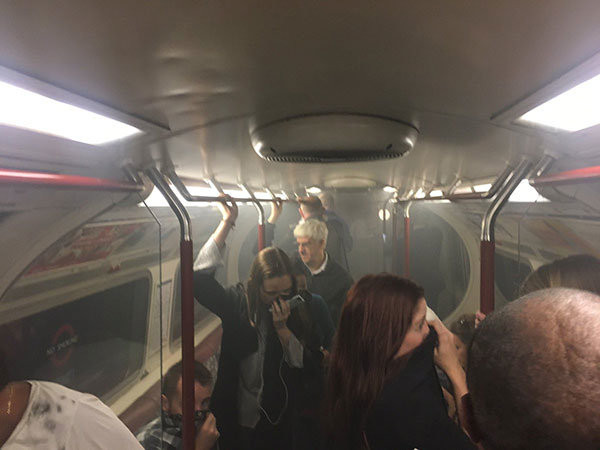 Metroda panik anları ! Gözü gözü görmedi